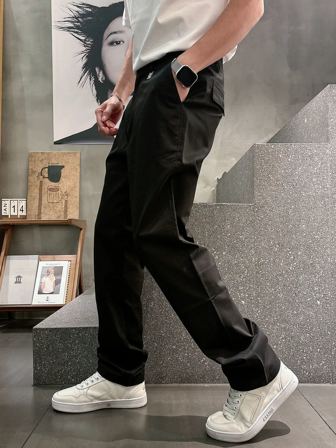 BC 26FW combed cotton blend, crisp and stylish, with a strong sense of ribbing, anti-wrinkle, strong elasticity on all sides, good elasticity, elastic waist, three-dimensional tailoring, upper body, slim and stylish men's casual trousers# The latest online casual trousers with extraordinary taste, the customized fabric is the focus of this style! The soft and elastic fabric gives it excellent stiffness, always maintains a neat shape, and is not easily deformed. Extremely comfortable. Cotton fiber brings a natural skin-friendly feel, making the wearing experience warmer and more comfortable. Its good breathability allows the skin to breathe freely. The pants have just the right elasticity to not be restrained during activities, and the perfect fit provides a comfortable wearing experience. The overall weight is full, and the cotton component is added to feel fluffy and soft, very textured, and it is extremely comfortable and breathable to wear. It is then spun with an exclusive fabric production process, and finally tempered to produce such a top-quality fabric. It is not easy to pill and has a wide feel. It has a solid and delicate feel, a thick and soft cloth surface, good anti-pilling properties, and is not easy to wrinkle and is easy to take care of! The whole trousers have a straight and stylish texture. They have the powerful performance of being breathable, moisture-absorbing, warm and wind-resistant when worn. They are very comfortable to wear next to the body and there is no discomfort at all! The quality alone is superior to all the products on the market, and you can also feel the most top-notch comfort! Straight-leg trousers with three-dimensional tailoring that conforms to the human body, modifying your long and lean figure! The details are enough to reflect the quality. The fit is comfortable and loose without being bulky. It is suitable for all body types regardless of people. It can be easily controlled whether it is leisure or business. You deserve it! Sizes:M-XXXL